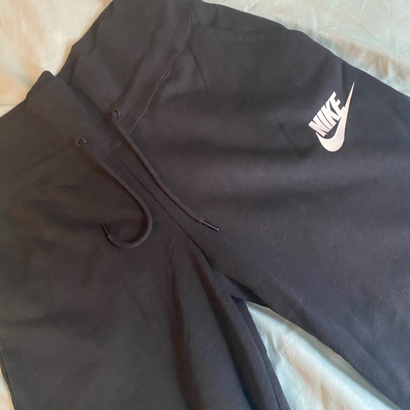 Nike Capri - Picture 2 of 6